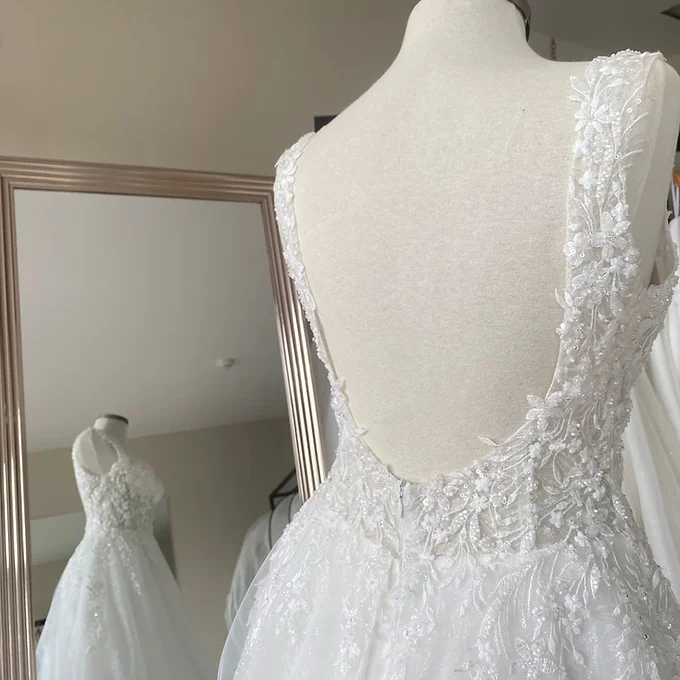 Encaje francés sobre tul, hecho a medida — Neufeld Novias