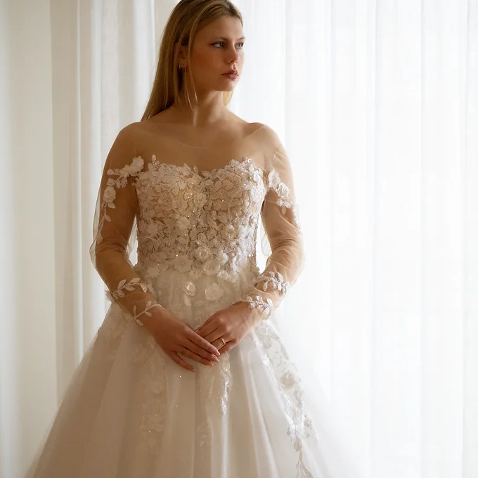 Vestido de novia en encaje francés — Neufeld Novias