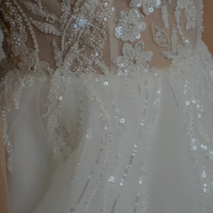 Detalle de encaje francés — vestido Alora